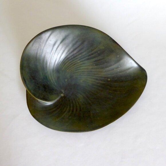 VINTAGE ART NOUVEAU HANDCRAFTED SCULPTED CERAMIC GREEN LEAF PLATE PLATTER - Picture 1 of 12